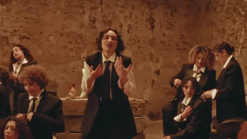 Camélia Jordana dévoile "Que ma peau" avec Amel Bent