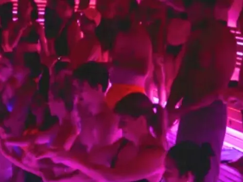Nouveau délire : une rave party dans un sauna !