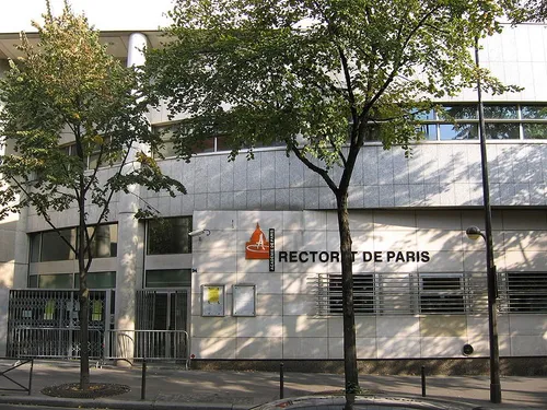 Paris : un enseignant visé par une plainte après avoir brûlé les...