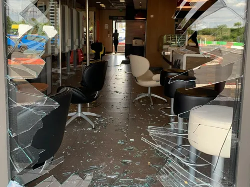 Mort de Nahel : les violences urbaines s'intensifient, des scènes...