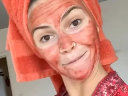 Utiliser le sang des règles en guise de masque pour le visage ? La...