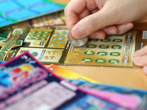 Un couple retrouve un vieux ticket à gratter et remporte le gros lot !