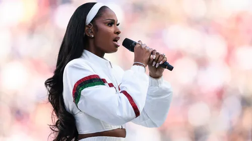Coco Jones rend un hommage vibrant à Whitney Houston au Super Bowl