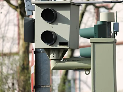 Il met un faux radar devant sa maison pour inciter les voitures à...