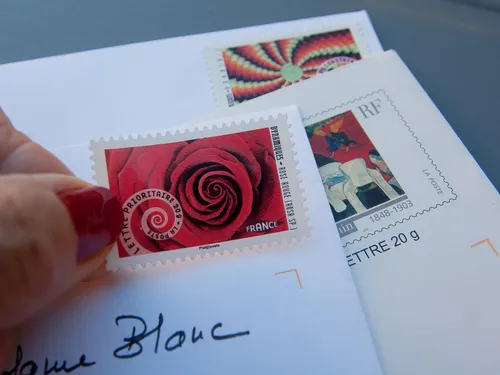 Un facteur garde plus de 20 000 lettres non distribuées chez lui