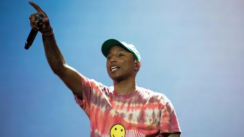Pharrell Williams dévoile des musiques inédites lors de son défilé...