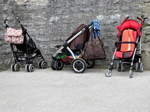 Très éméché, un couple oublie son bébé sur son palier