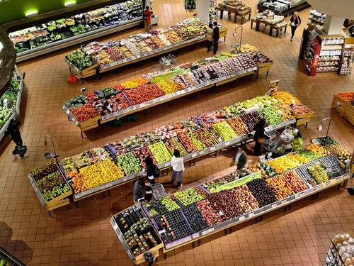 Caché dans un faux-plafond, il espère cambrioler un supermarché 