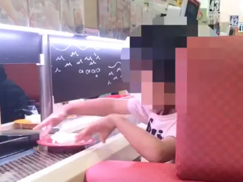 "Sushi-terro" : des Japonais se filment faire des farces peu...