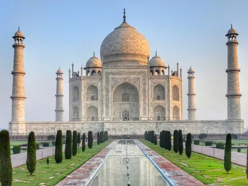 Il construit une copie du Taj Mahal pour déclarer son amour à son...