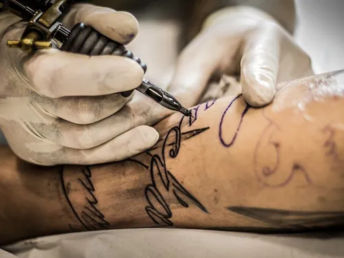 Il croit connaître la signification de son tatouage chinois... en...