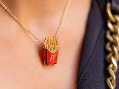 Un bijou de 15 000 euros (en forme de frite) à gagner dans un...
