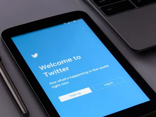 Twitter va devenir "X" : Elon Musk rebaptise et change le logo du...