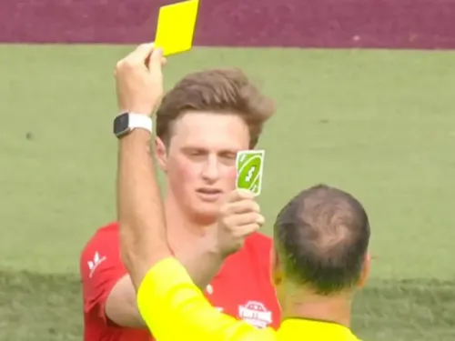 Football : l'arbitre le sanctionne avec un carton jaune, le joueur...