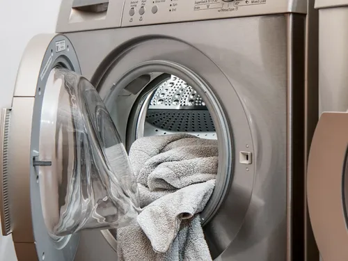 Le patron d’un pressing découvre 5 800 euros dans du linge sale