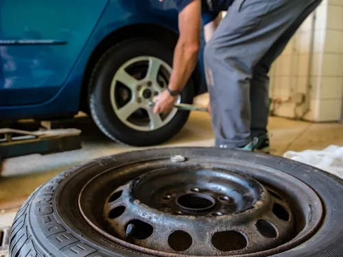 Le dernier défi TikTok : ôter les écrous de roues d’une voiture, et...