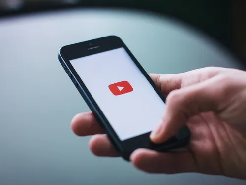 "Con", "merde"... : YouTube autorise à nouveau l’usage de mots...