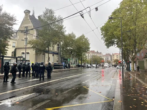 Loire : Deux policiers blessés et 19 personnes interpellées dans le...