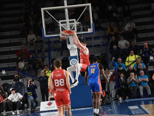 Basket : la Chorale déroule, le SCABB en déroute
