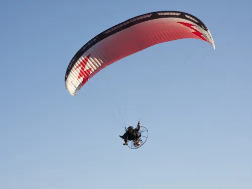 Un paramoteur se retourne à l'aéroport de Roanne-Renaison et fait...
