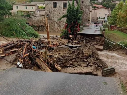 Inondations dans le Pilat : 2 millions d'euros pour reconstruire 2...