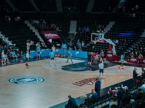 Les joueurs de la Chorale de Roanne en dédicaces au McDonald’s de...
