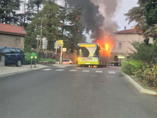 Un bus prend feu à Saint-Jean-Bonnefonds