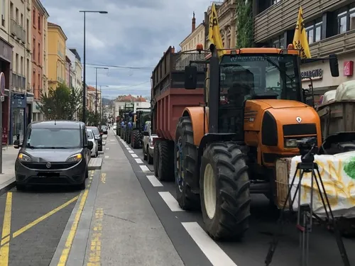 Roanne : Plus d'une centaine d'agriculteurs bloquent le centre-ville 