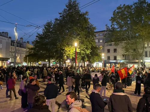 Saint-Etienne : 500 personnes ont rendu hommage aux victimes de...
