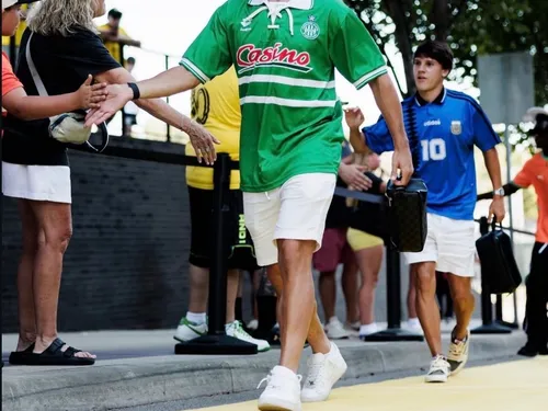 Qui est cet ancien Vert qui débarque avec le maillot de l'ASSE dans...