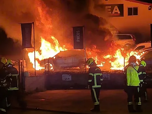 Villars : Des voitures prennent feu dans un garage en pleine nuit
