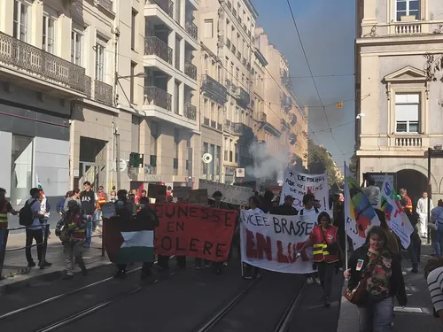 Entre 2600 et 10 000 manifestants à Saint-Etienne, les cours...