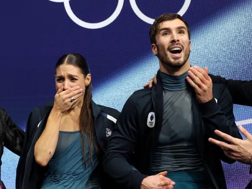Le patineur ligérien Guillaume Cizeron décroche la médaille d'or...