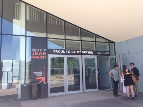 À Saint-Étienne, la faculté de médecine change de nom et devient la...