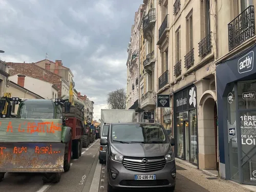 Roanne : Plus d'une centaine d'agriculteurs bloquent le centre-ville 