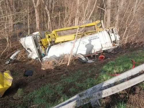 Boisset-lès-Montrond : Un poids lourd traverse le terre-plein...