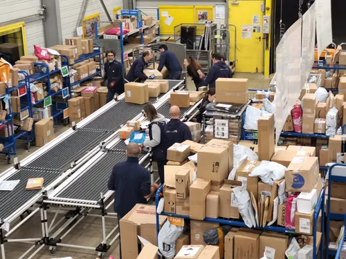 Fêtes de fin d'année : un million de colis distribués par la Poste...