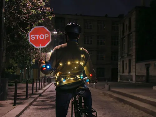 Saint-Etienne : Une association distribue des kits de visibilité...