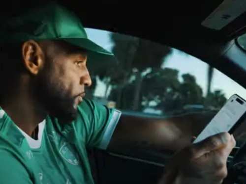 Booba avec le maillot de l'ASSE dans son dernier clip