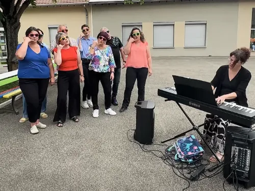 Feurs : pour sauver une classe de l'école, les élus... tournent un...