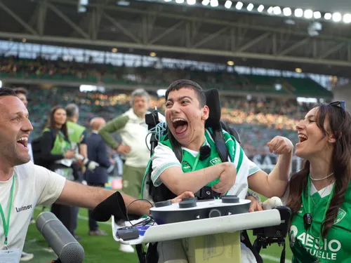 Helin, polyhandicapée, a joué l'hymne des Verts en direct de...