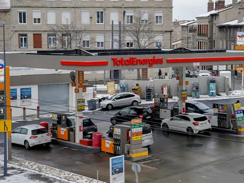 Carburants : jusqu'à 2 euros 10 le litre à Roanne, la flambée se...