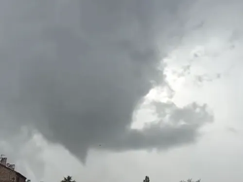 Tornade de Villars : des vents à 175 km/h pour une largeur de 600...