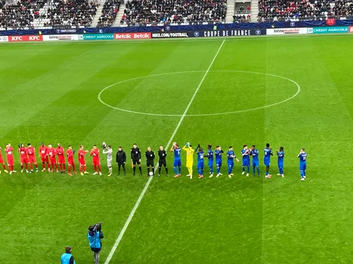 Le Stade de Reims sur la plus petite des marges contre Sainte-Anne