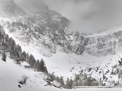 Retour de la neige dans les Pyrénées, des routes fermées