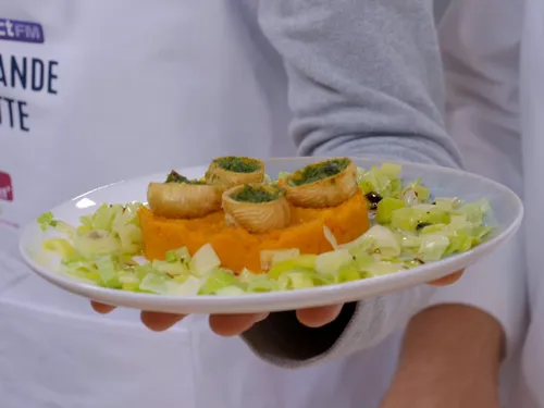 Escargots au beurre d'ail, écrasé de patate douce, étuvée de poireaux