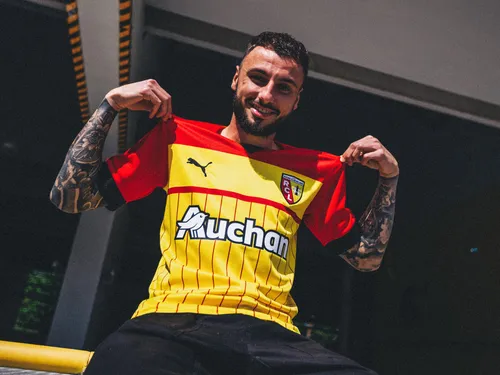 RC Lens : le club dévoile le nouveau maillot pour les matchs à...