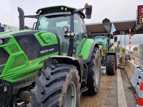 Mobilisation agricole  : les tracteurs aux péages de l'A16 et de l'A26