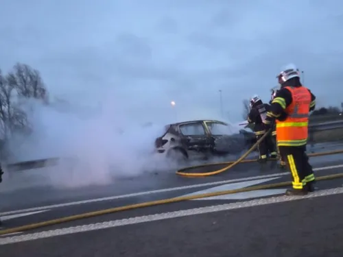A16 : une voiture complètement calcinée entre Calais et Dunkerque