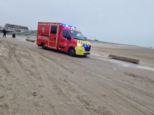 Wissant : une kitesurfeuse, prise dans sa voile, percute un poteau